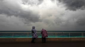 Des passants sur la Promenade des Anglais, à Nice, le 14 novembre 2019 (photo d'illustration).