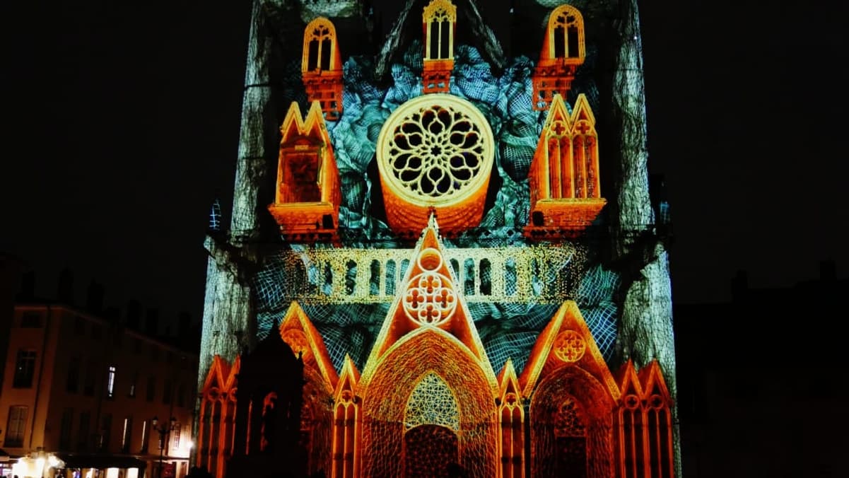 La cathédrale Saint-Jean du Vieux-Lyon, lors de la Fête des Lumières 2022.