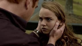 Face à son père, le sergent Brody, Dana est une adolescente en colère.