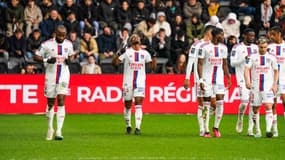Les Lyonnais après le but sur coup franc de Thiago Mendes, 25 février 2023
