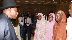 Goodluck Jonathan rencontre les jeunes filles qui se sont échappées.