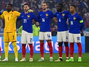 L'équipe de France lors d'une minute de silence en hommage aux anciens joueurs Franz Beckenbauer et Andreas Brehme, le 23/03/2024 avant un match contre l'Allemagne