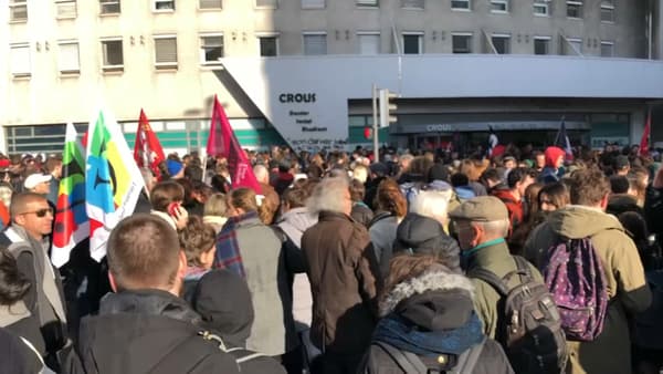 Les manifestants se sont rassemblés devant le Crous à Lyon. Les manifestants se sont rassemblés devant le Crous à Lyon.