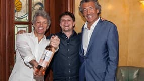 Jon Bon Jovi, son fils de 23 ans Jesse et le vigneron français Gérard Bertrand ont lancé leur nouveau rosé premium lors du festival South Beach Food and Wine à Miami en Floride.