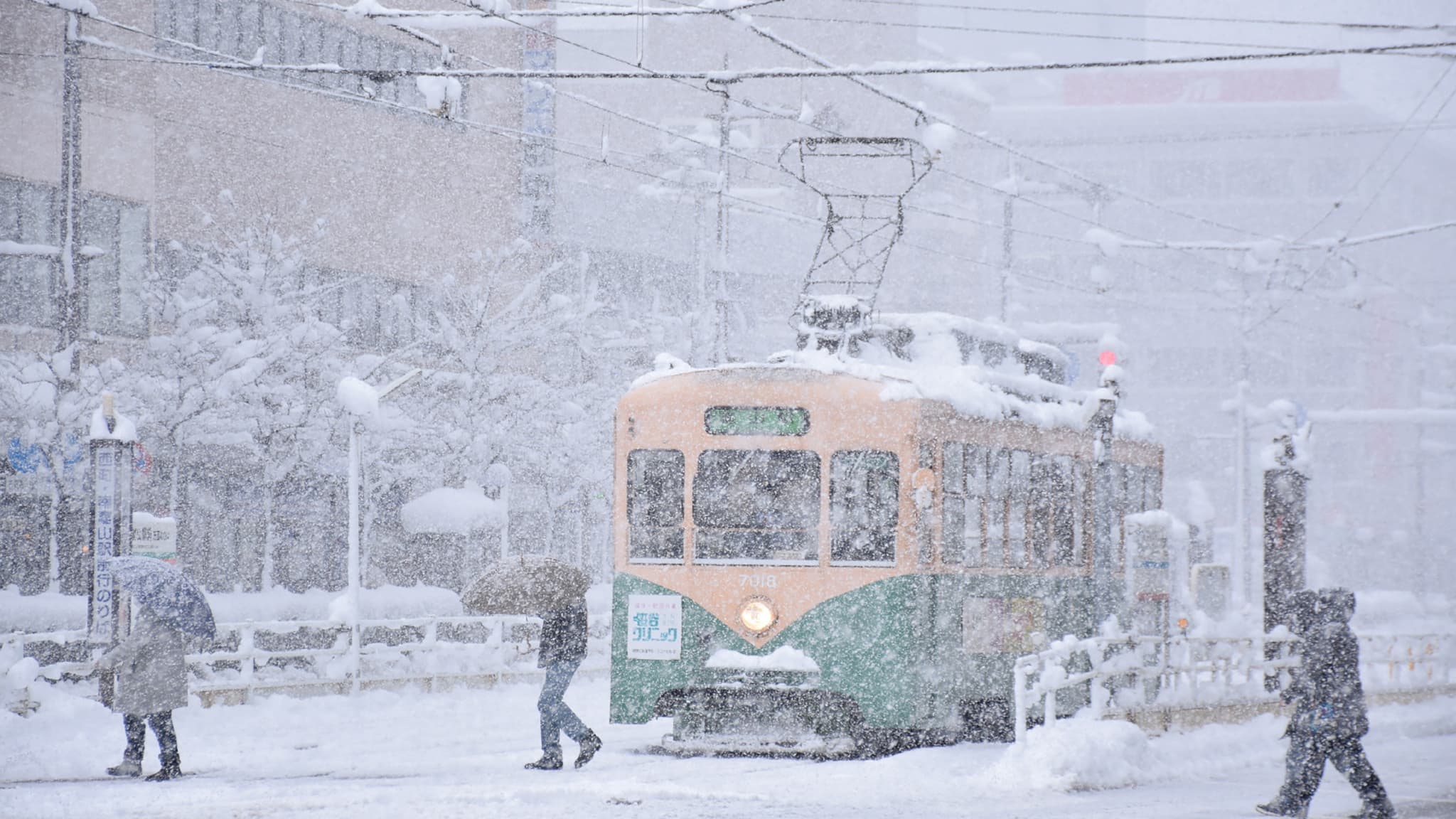 Le trafic est perturbé en raison de fortes neiges à Toyama, au Japon, le 27 décembre 2021 Le trafic est perturbé en raison de fortes neiges à Toyama, au Japon, le 27 décembre 2021