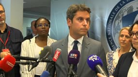 Le Premier ministre démissionnaire Gabriel Attal, lors d'un déplacement à l'Anssi le 25 juillet 2024