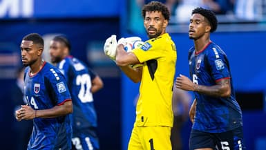 Le gardien du Cap-Vert Vozinha entouré de sa défense lors du 16e de finale de Coupe du monde 2026 face à l'Argentine