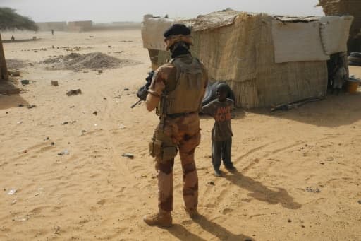 Un soldat français parle avec un enfant à Gossi, dans le centre du Mali, le 25 mars 2019. Un soldat français parle avec un enfant à Gossi, dans le centre du Mali, le 25 mars 2019.