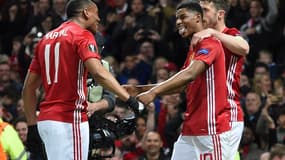 Marcus Rashford, félicité par Anthony Martial et Michael Carrick, a offert la précieuse victoire à Manchester United en quarts de Ligue Europa contre Anderlecht (2-1).