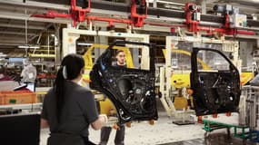 Des employés travaillent sur une chaîne de montage du site de production Ampere ElectriCity du groupe Renault à Douai, le 5 mars 2025. 