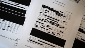 Des impressions issues des dossiers Epstein rendus publics par le ministère de la Justice (DOJ) le 13 février 2026 à Chicago, dans l'Illinois (États-Unis).