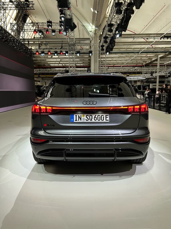 Les designers se sont inspirés des lignes de l’e-tron GT, la berline coupé symbole de l’électrique chez Audi, pour les lignes de ce nouveau Q6.