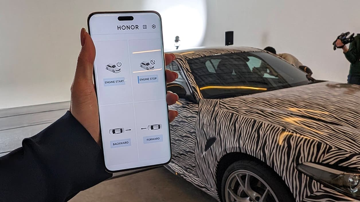 Le Magic6 Pro, de Honor, et sa fonction de suivi oculaire permettant de contrôler une voiture Le Magic6 Pro, de Honor, et sa fonction de suivi oculaire permettant de contrôler une voiture