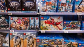 Des boîtes de Lego dans un magasin de jouets (illustration)