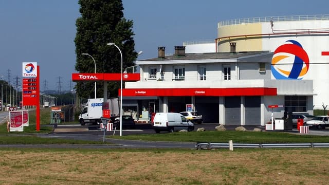 En France, ce sont 800 stations-service qui seront équipées de panneaux solaires.