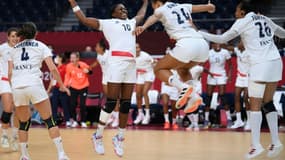 Les Françaises victorieuses de la Russie, s'offrent le titre olympique du tournoi de hand à Tokyo, le 8 août 2021 