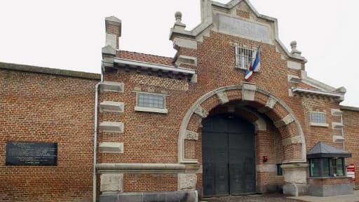 L'entrée principal de la maison d'arrêt de Douai, située dans le nord de la France, le 4 décembre 2002