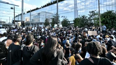 Manifestation contre les violences policières et en hommage à Adama Traoré devant le Palais de justice de Paris, le 2 juin 2020 -