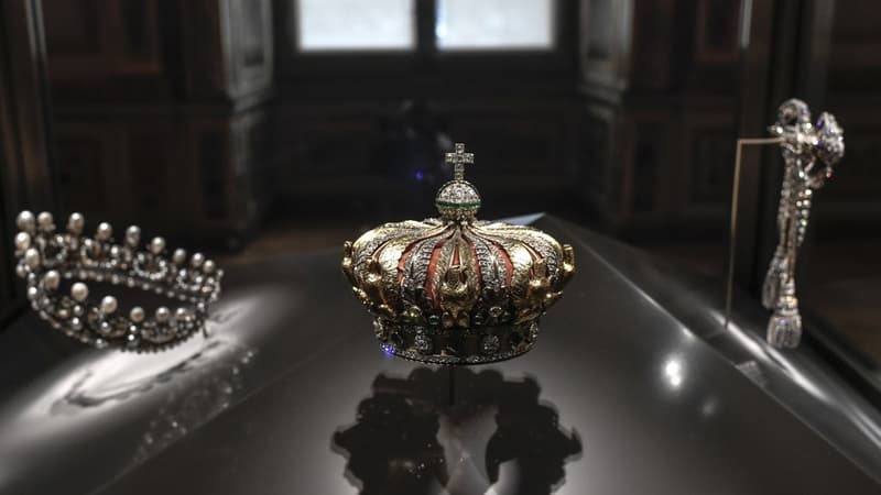 Trois vitrines permettent l'exposition des diamants de la couronne française