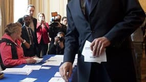 François Fillon, dans un bureau de vote de Paris, à l'occasion des législatives. L'ancien Premier ministre prend date sans attendre pour la présidentielle de 2017 en comparant à une primaire "avant l'heure" l'élection en novembre du président de l'UMP, qu