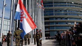 Le drapeau de la Croatie, vingt-huitième Etat membre de l'Union européenne, a été hissé lundi sur le parvis du Parlement européen à Strasbourg où l'arrivée de l'ancienne république yougoslave coïncidait avec le début de la session parlementaire. /Photo pr