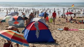 Des vacanciers sur la plage de Lacanau pendant un épisode de canicule, le 21 août 2023 en Gironde