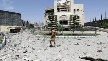 Un partisan de l'ancien président yéménite Ali Abdullah Saleh à Sanaa après des raids aériens le 10 mai 2015
