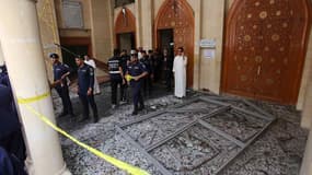 Les forces de sécurité du Koweit entourent la mosquée Shiite Al-Imam al-Sadeq, cible d'un attentat meurtrier.