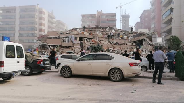 Au moins un immeuble s'est effondré à Izmir, en Turquie, à la suite d'un séisme de magnitude 7 vendredi 30 octobre 2020