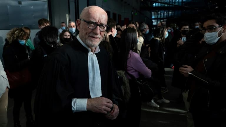 L'avocat de Nordahl Lelandais, Me Alain Jakubowicz , quitte la cour d'assises de l'Isère, le 17 février 2022 à Grenoble