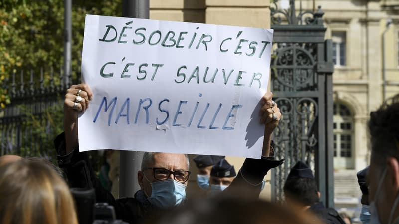 Un manifestant s'oppose à la fermeture des restaurants à Marseille, vendredi 25 septembre 2020