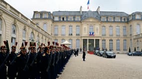 Gardes républicains au palais de l'Elysée le 24 mars 2015