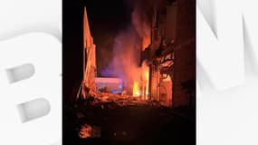 Photo partagée par Andrew Cox Barbering sur Facebook montrant les bâtiments touchés par une explosion le 13 décembre 2023 au Treforest Industrial Estate