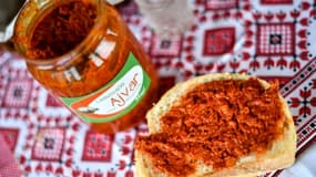 Un bocal d'ajvar, un condiment très prisé dans les Balkans à base de poivrons rouges, le 25 septembre 2017 à Leskovac, en Serbie