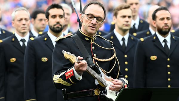 Jean-Pierre Mékil, le "rockeur" de la garde républicaine au Stade de France, le 13 juin 2017 