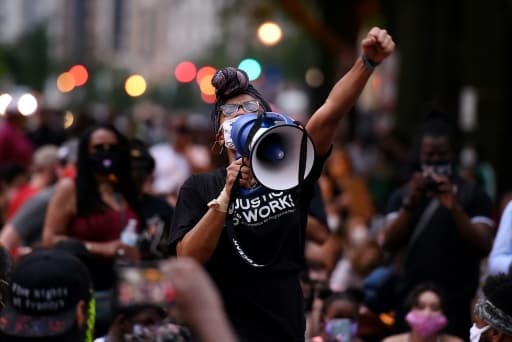 Une manifestante au parc Lafayette, aux abords de la Maison Blanche, le 4 juin 2020 Une manifestante au parc Lafayette, aux abords de la Maison Blanche, le 4 juin 2020