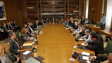 Réunion du cabinet autour du Premier ministre socialiste grec sortant, George Papandréou, mardi. Les partis politiques grecs, en pourparlers sur la formation d'un gouvernement d'union nationale, sont d'accord pour nommer à sa tête l'ancien vice-président