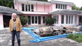 Christian Mahé de Berdouaré devant l'ancienne villa de Pablo Escobar