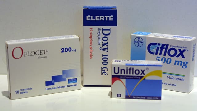 Des boîtes d'antibiotiques, telles qu'on en trouve en nombre dans les armoires des Français.