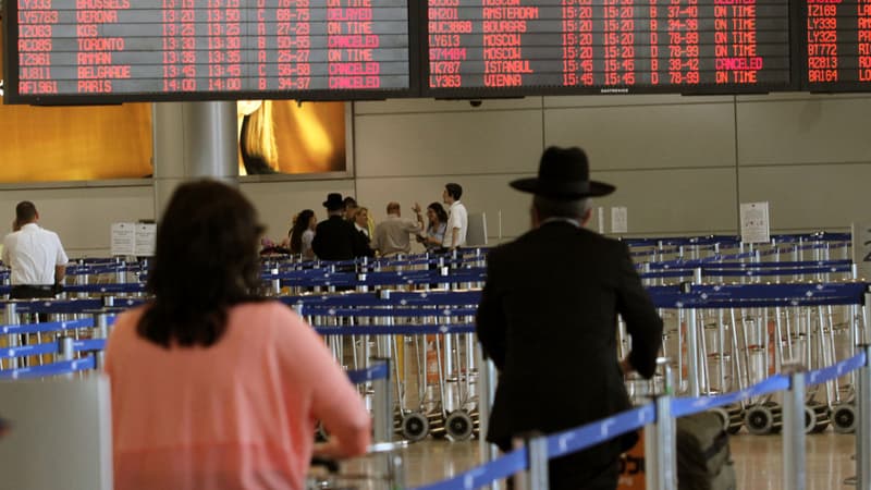 Des passagers dans l'aéroport de Tel Aviv, en 2013.