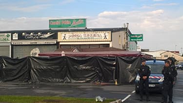 Des policiers patrouillent devant la pizzeria de Sept-Sorts au lendemain du drame qui a coûté la vie à une fillette de 13 ans et fait plusieurs blessés.