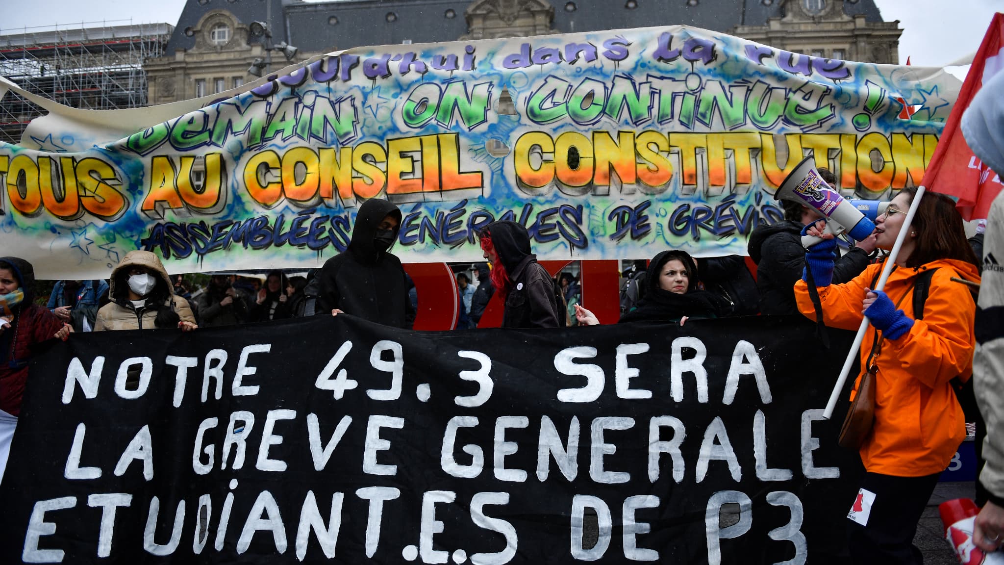 Environ 500 personnes manifestent ce vendredi aux abords de la gare Saint-Lazare. Environ 500 personnes manifestent ce vendredi aux abords de la gare Saint-Lazare.