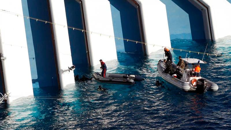 Secouristes et plongeurs près de l'épave du Costa Concordia. Cinq nouveaux corps ont été retrouvés mardi dans la partie submergée de l'épave du Costa Concordia, navire de croisière échoué près de l'île du Giglio en Toscane. /Photo prise le 17 janvier 2012