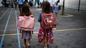 Deux fillettes lors de la rentrée des classes en 2019 à Paris (photo d'illustration)