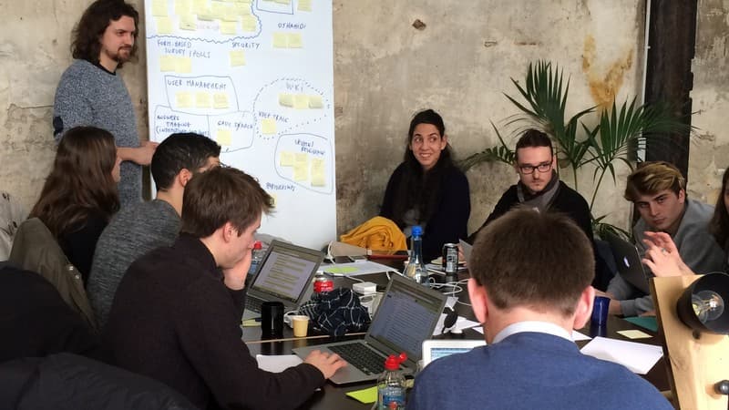 Séance de brainstorming par équipe lors du premier Techfugees parisien ce 12 et 13 mars.