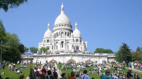 Touristes devant le Sacré-Coeur, à Montmatre, le 29 mai 2007 (photo d'illustration).