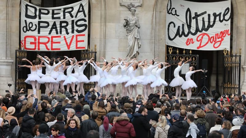 Les membres de l'opéra de Paris fait la grève sur le parvis (photo d'illustration).