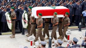 Des milliers de personnes se sont rassemblées dimanche dans le centre de Beyrouth pour assister aux funérailles du général Wissam al Hassan, accusant la Syrie d'être impliquée dans l'attentat qui lui a coûté la vie vendredi et exigeant la démission du Pre