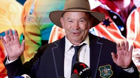 Eddie Jones, sélectionneur de l'Australie, face à la presse à l'aéroport de Sydney avant de décoller pour la Coupe du monde, le 17 août 2023