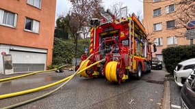 À leur arrivée, les soldats du feu ont fait face à un feu d'appartement généralisé situé au 3ème étage d'un bâtiment à usage d'habitation de 4 étages. 
